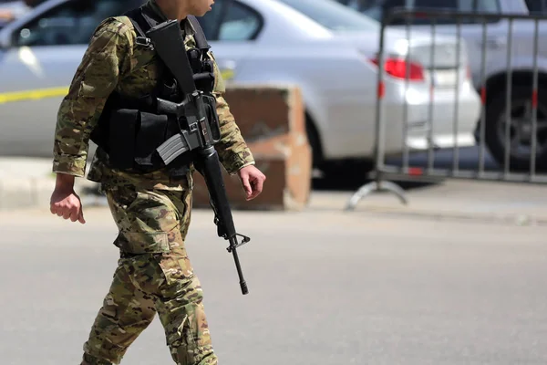 Lebanese soldier patrols Beirut street — Stock Photo, Image