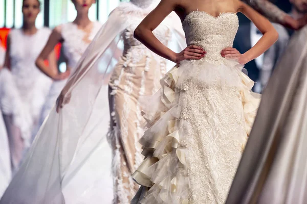 Fashion Week modeller Runway bröllopsklänningar — Stockfoto