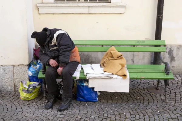 Homeless man sleeping on a bench — Stock Photo, Image
