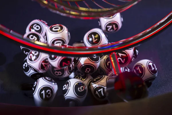 Boules de loterie noir et blanc dans une machine — Photo