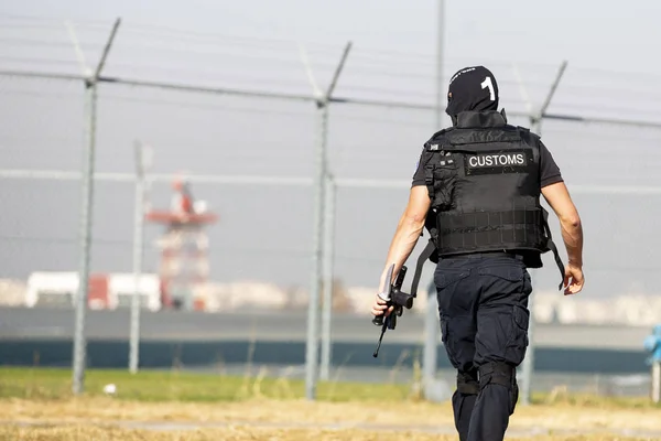 Funcionário aduaneiro e da protecção das fronteiras — Fotografia de Stock