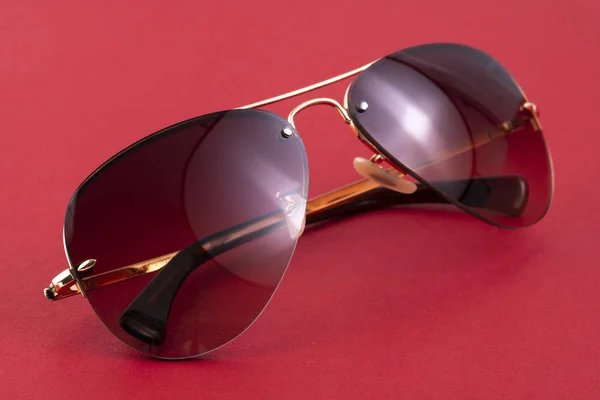 Kırmızı kahverengi havacı güneş gözlüğü — Stok fotoğraf