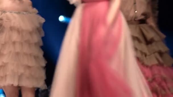 Θηλυκά Μοντέλα Περπατούν Στον Αεροδιάδρομο Όμορφα Πολύχρωμα Επίσημα Φορέματα Κατά — Αρχείο Βίντεο