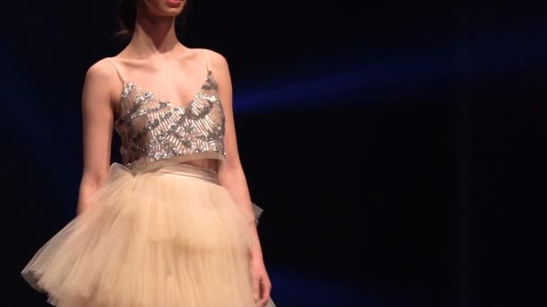 Yavaş Çekim Moda Şovu Sırasında Güzel Bir Bej Elbiseyle Podyumda — Stok video