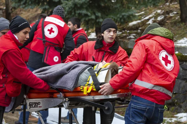 Jugendreferent des Roten Kreuzes hilft auf Trage — Stockfoto