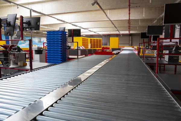 Transportband sortering bälte på distributionslager — Stockfoto