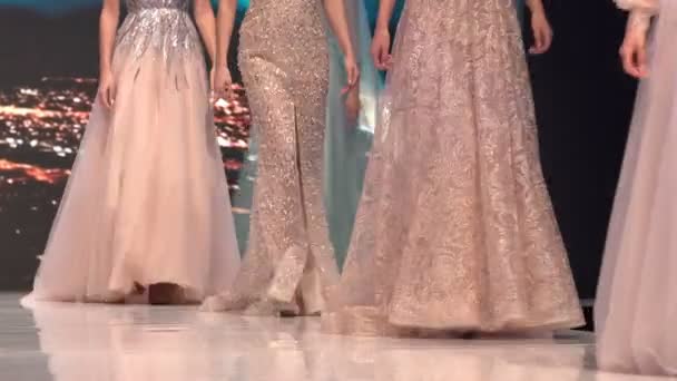 Modelos Femininos Caminham Passarela Belos Vestidos Coloridos Verão Durante Desfile — Vídeo de Stock