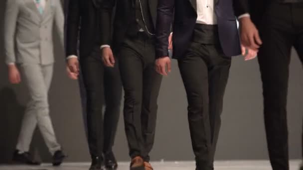 Αρσενικά Μοντέλα Περπατούν Στο Διάδρομο Κομψά Κοστούμια Κατά Διάρκεια Μιας — Αρχείο Βίντεο