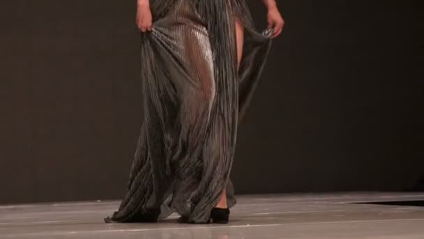 Modelo Feminino Caminha Passarela Belo Vestido Prata Colorido Durante Desfile — Vídeo de Stock