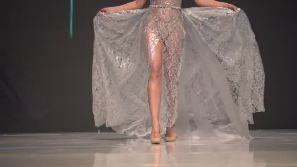 Ženský Model Chodí Dráze Krásných Stříbrných Letních Šatech Během Módní — Stock video