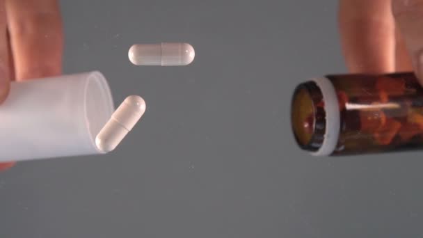 Les Mains Mâles Déposent Les Capsules Des Bouteilles Verre Plastique — Video