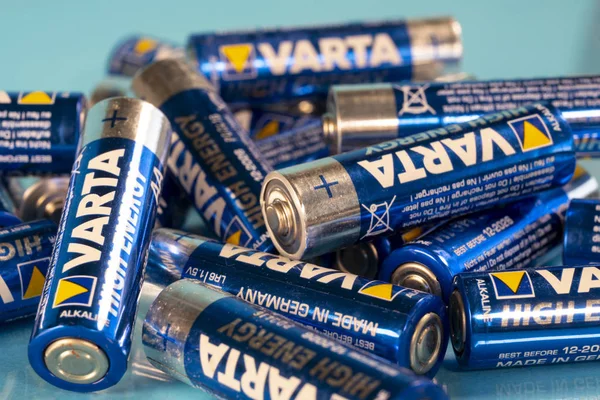 Meerdere VARTA AA-batterijen — Stockfoto