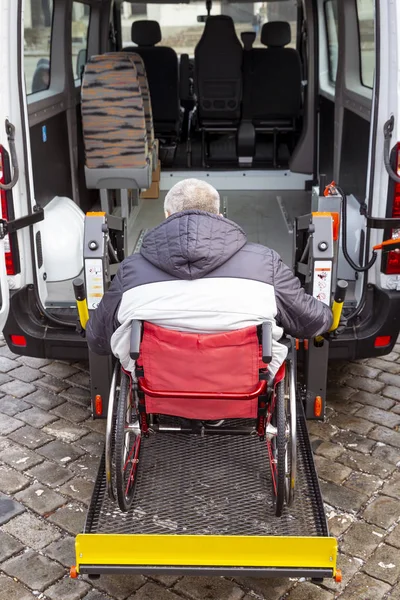 Minibus for physically disabled people — Stock Photo, Image