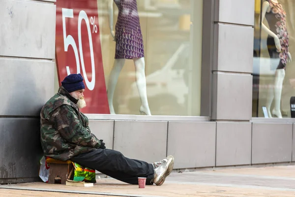 Dakloze man smeekt om geld — Stockfoto