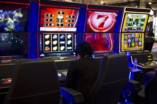 Máquinas tragamonedas en el casino número 7 — Foto de Stock