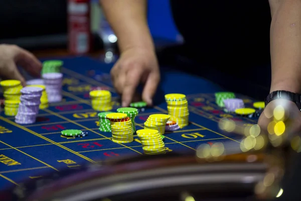 Mesa de ruleta en manos humanas casino —  Fotos de Stock