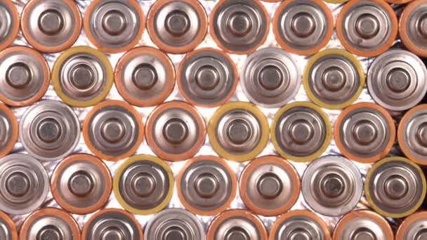 Mehrere Gebrauchte Alkalibatterien Sind Einem Stapel Angeordnet Nahaufnahme Frontansicht Von — Stockvideo