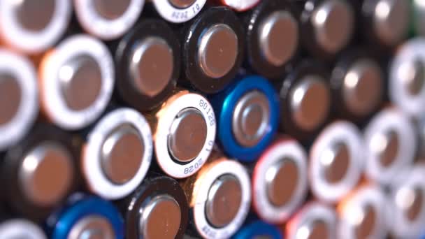 複数の使用済みAaアルカリ電池が杭に配置されているのが見られます バッテリーのマイナス側からのクローズアップサイドビュー — ストック動画