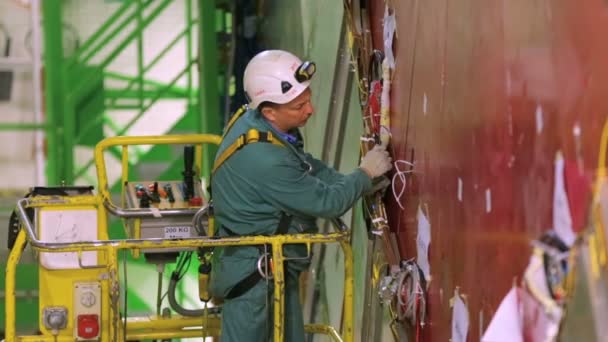 Cern Frankreich Juni 2019 Arbeiter Reparieren Teil Des Großen Hadron — Stockvideo