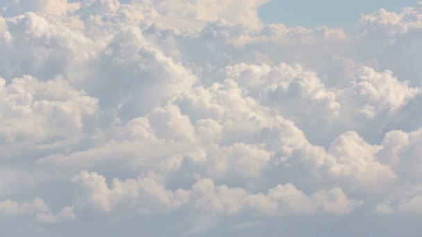 Nuvens Brancas São Vistas Contra Céu Azul — Vídeo de Stock