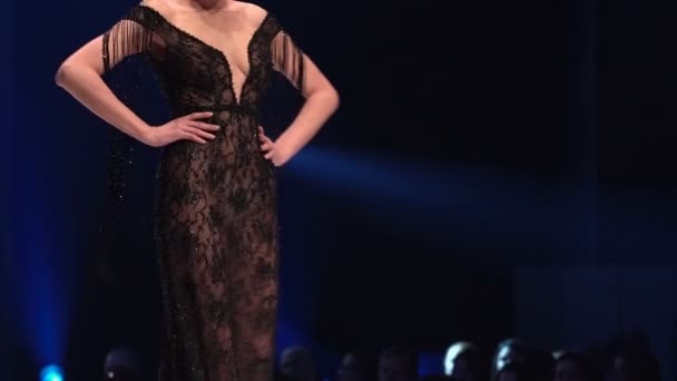 Modelo Feminino Caminha Passarela Lindo Vestido Preto Durante Desfile Moda — Vídeo de Stock