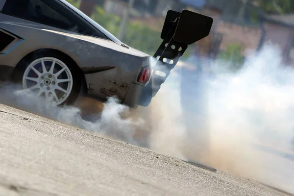 Carro pneu de fumaça deriva — Fotografia de Stock