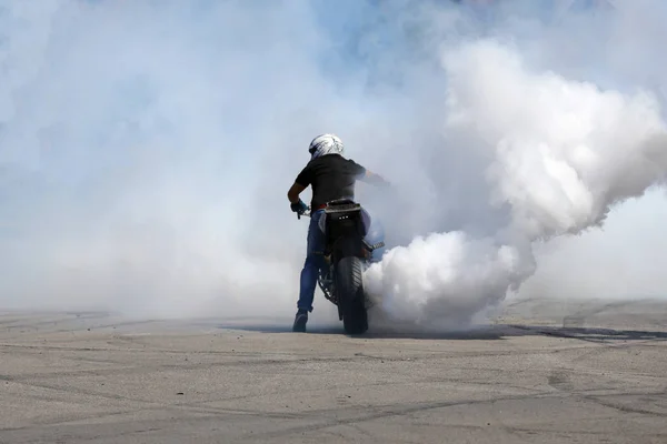 Мотоцикл дрейф белый дымовое колесо — стоковое фото