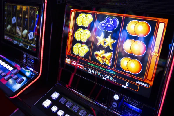 Computerüberwachung von Spielautomaten im Casino — Stockfoto