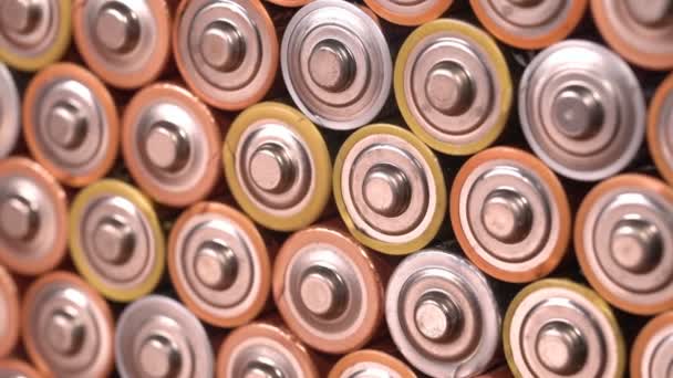 Meerdere Gebruikte Alkaline Batterijen Zijn Zien Een Stapel Vooraanzicht Van — Stockvideo