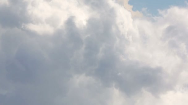 Beyaz Bulutlar Mavi Gökyüzüne Karşı Görülür — Stok video