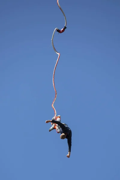 Bungee jumping céu azul — Fotografia de Stock