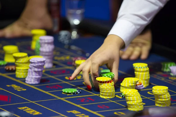 Mesa de ruleta en manos humanas casino —  Fotos de Stock