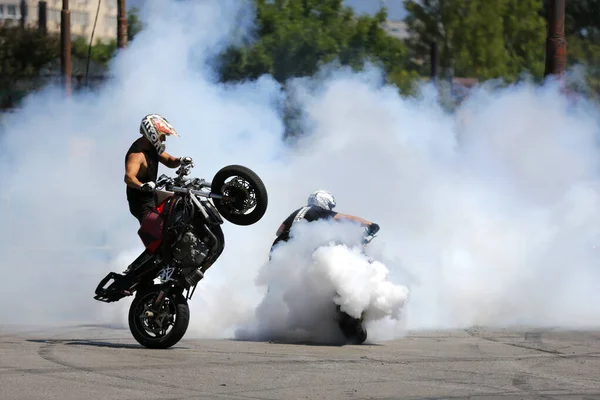 Motos deriva roda de fumaça branca — Fotografia de Stock