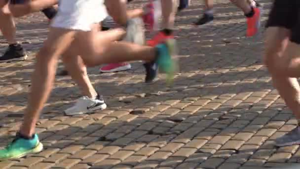 ブルガリア ソフィア 2019年10月13日 ソフィアマラソン開始時に男女が走る 足と体だけだ認識できない4K — ストック動画