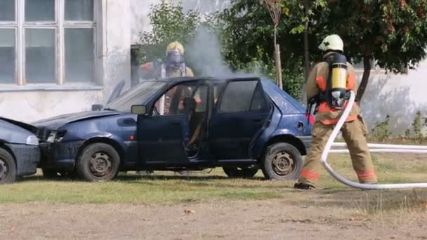 Los Bomberos Participan Entrenamiento Donde Extinguen Fuego Automóvil Estrellado Contra — Vídeos de Stock