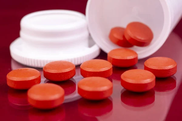 Lääketeollisuus lääkkeet pillerit vitamiinit pullo — kuvapankkivalokuva