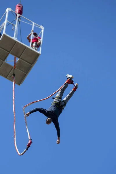 Bungee jumping céu azul — Fotografia de Stock