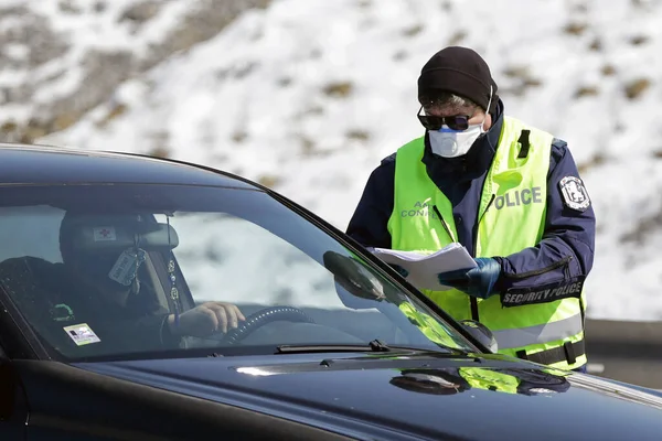 Sofia Bulgarije April 2020 Een Politieagent Controleert Een Autodrriver Bij — Stockfoto