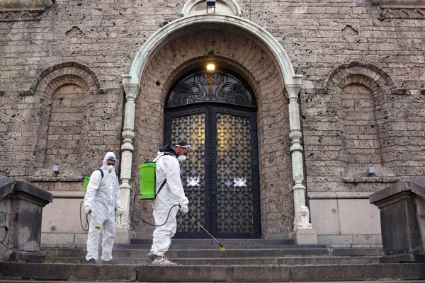 Sofia Bulgaria Aprile 2020 Lavoratori Spruzzano Disinfettante Fuori Della Chiesa — Foto Stock