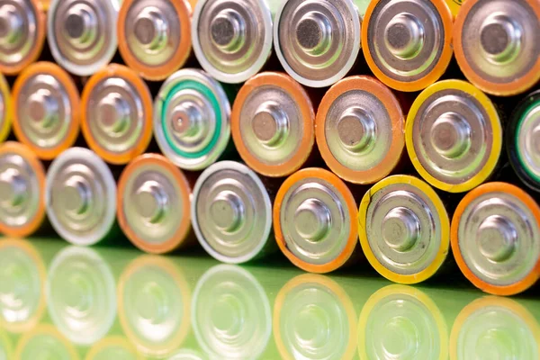 Meerdere Gebruikte Alkalische Batterijen Zijn Zien Een Stapel Een Reflecterend — Stockfoto