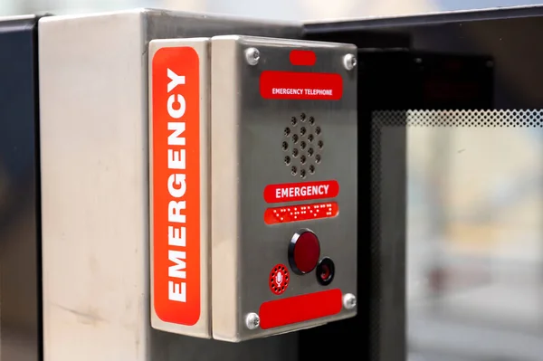 Téléphone Urgence Dans Une Station Métro Des Étiquettes Rouges Accès — Photo