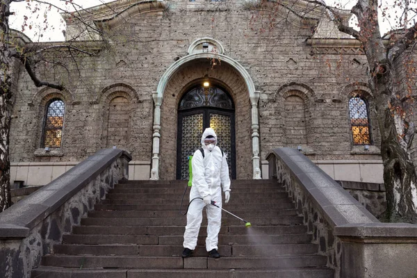ブルガリア ソフィア 2020年4月11日 スヴェタ ネデリヤ教会の外で コロナウイルス病の蔓延に対する消毒剤散布Covid — ストック写真
