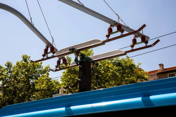 Şarj Sırasında Otobüs Durağında Elektrik Kabloları — Stok fotoğraf