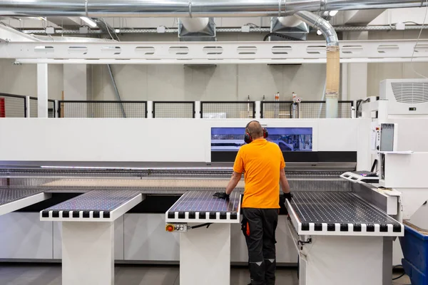 Bir Işçi Bir Fabrikada Ahşap Işçiliği Makinesinde Çalışır Ahşap Ahşap — Stok fotoğraf