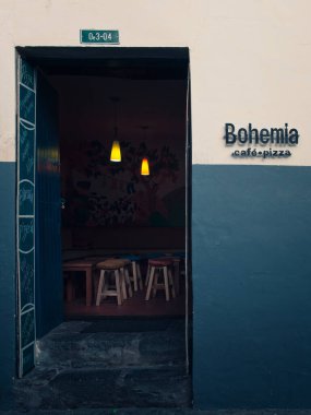 Quito, Ekvador caddesinde bir kafe restoranı. İç ışık, küçük masalar ve tabureler..