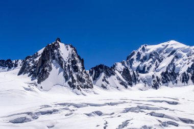 Alp dağlarının tepeleri karla kaplıydı.