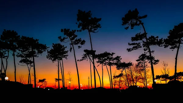 Nuvens ardentes como o clarão brilhando o céu ao pôr-do-sol. — Fotografia de Stock