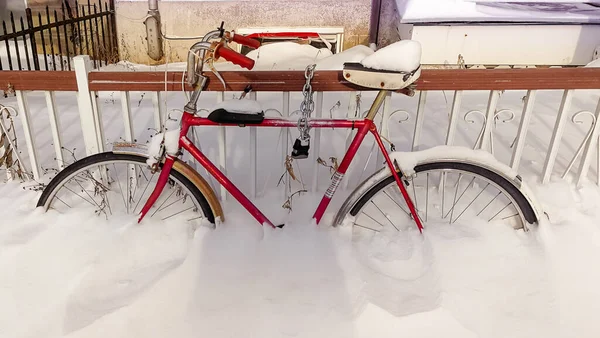 Červené kolo pokryté půlkou sněhu — Stock fotografie