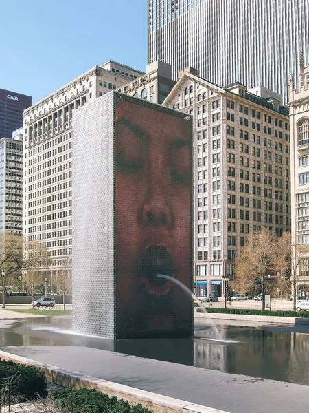 İnsanların ağzından su fışkıran ilginç ve yaratıcı bir çeşme.