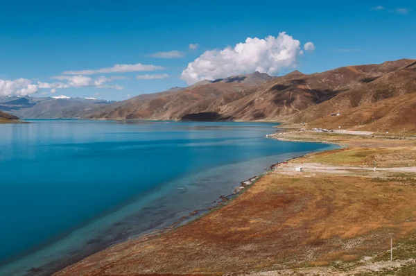 Yamdrok Lake, one of the three largest sacred lakes in Tibet — Stock Photo, Image